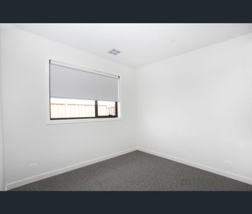 26 Lollipop Cr, Sunbury, Vic 3429 - Photo 3
