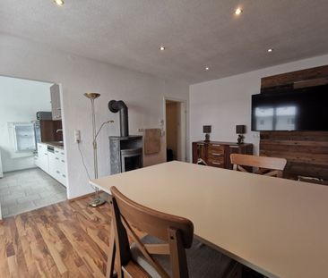 Bezugsfertige, voll möblierte Wohnung mit Balkon und Parkplatz - Photo 3