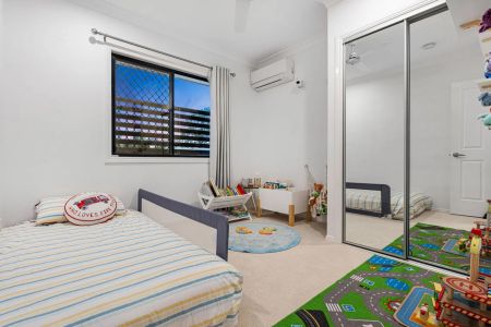 Modern Townhome Living with Private Balcony & Courtyard - Photo 5