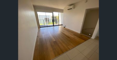 Spacious & low maintenance tri-level townhouse - Photo 2