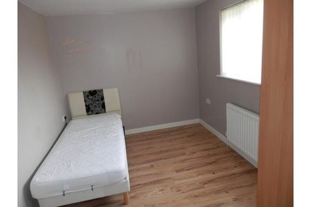 2 bedroom end of terrace house to rent - Photo 4
