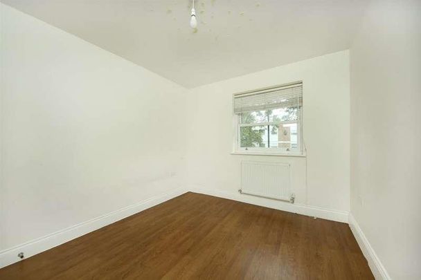 Lynton Road, W3 - Photo 1