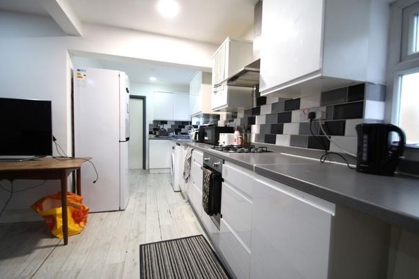 5 bedroom semi-detached house to rent - Photo 1