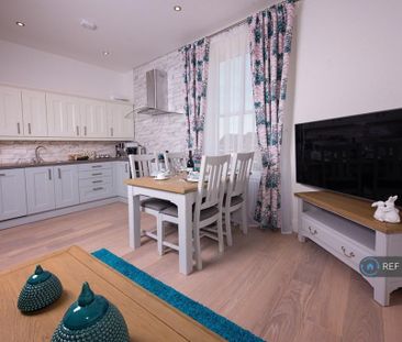 3 bedroom flat to rent - Photo 2