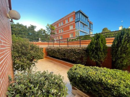 Luxury Apartment for rent in Madrid, Autonomous Region of Madrid - Photo 4