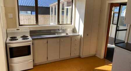 Central 3BR fully fenced home with sunroom - Photo 4