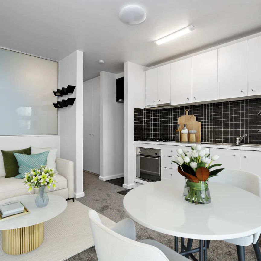 Light-Filled Studio Living in Prime St Kilda East - Photo 1