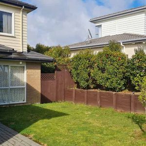 Spacious 5BR Family Home in Flat Bush - Photo 2