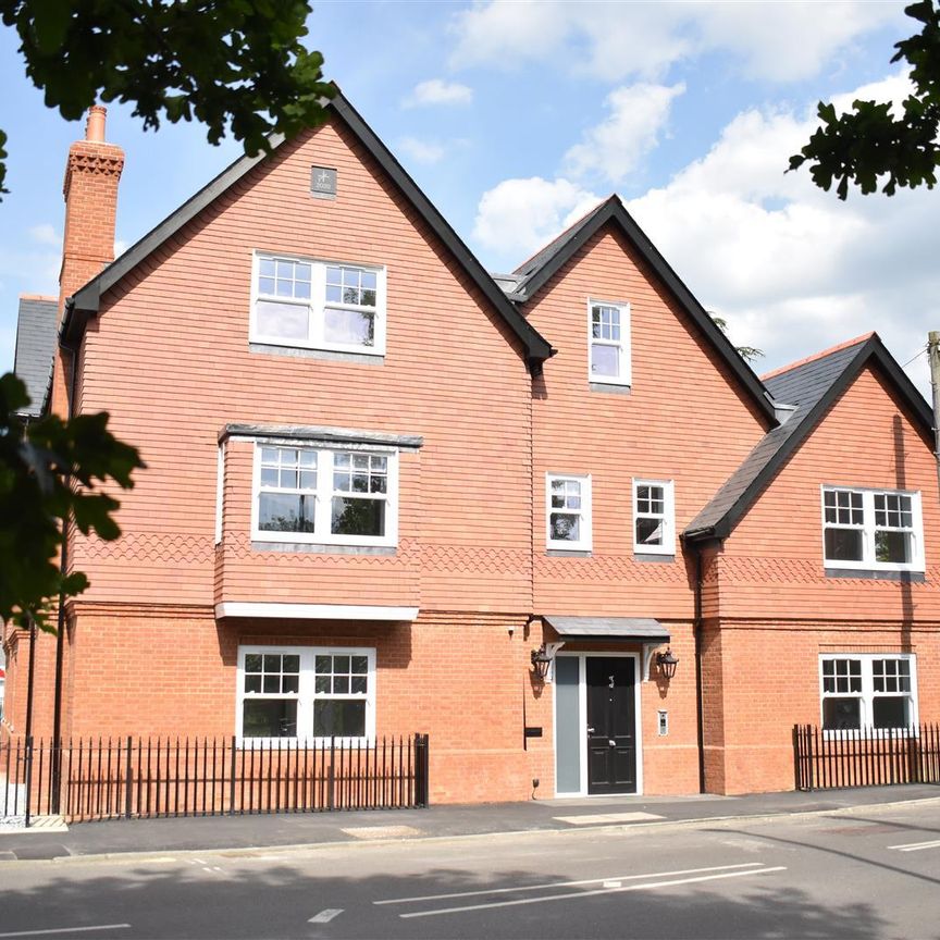 Woodfield Lane, Ashtead - Photo 1