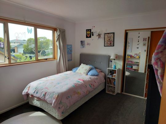 5 bedroom 3 bathroom family home - Photo 1