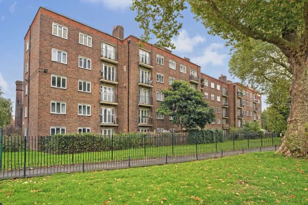 3 bedroom flat in Queensbridge Road - Photo 1