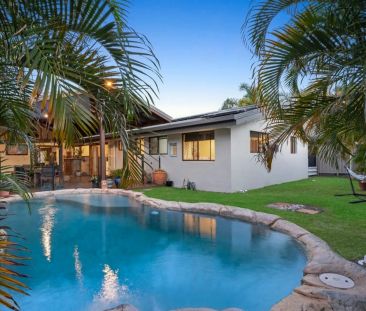 Spacious 4-Bedroom Family Home in Coombabah Paradise Point! - Photo 5