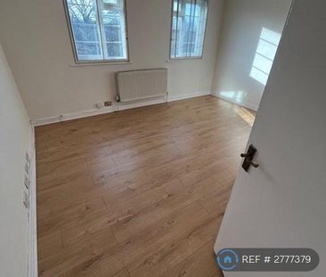 1 bedroom in a flat share to rent - Photo 3