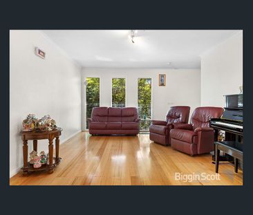 PRIVATE AND SECURE SINGLE LEVEL RETREAT ! - Photo 1