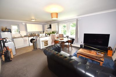 2 bedroom Flat in Montagu Drive, Leeds - Photo 2