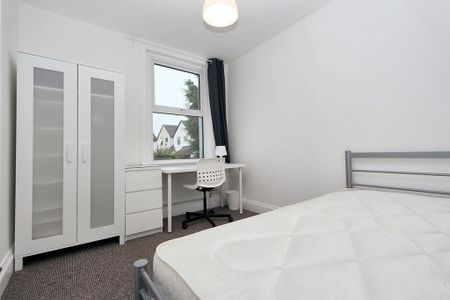 6 bedroom detached house to rent - Photo 2