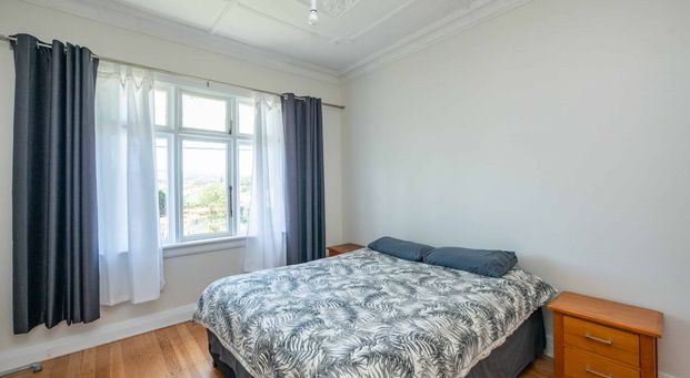 Cozy 3-Bedroom Home with Sleepout, Close to the Beach - Available January 2026 - Photo 1