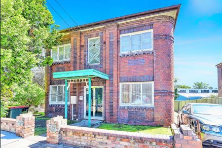 Spacious Two-Bedroom Apartment with Sunroom - Photo 5