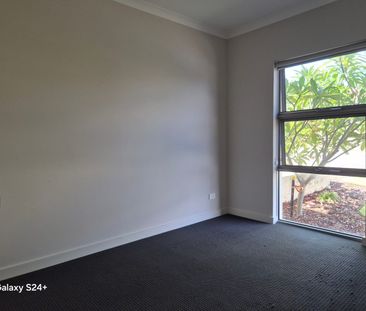 Modern Street Front Villa on Quiet Cul-de-Sac Open for Viewing on A... - Photo 2