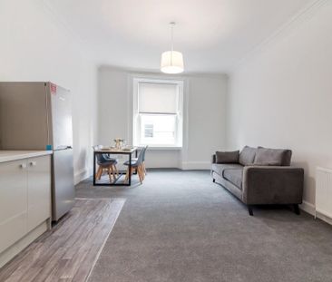 3 bedroom flat to rent - Photo 2