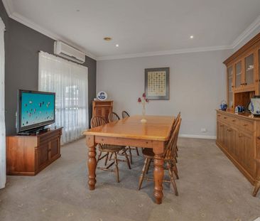 IMMACULATE FAMILY HOME IN GREAT LOCATION - Photo 4