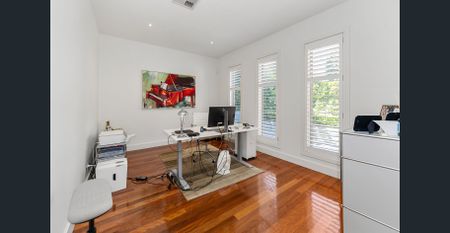 AN EXPANSE OF FAMILY LIVING & A POOL........... - Photo 2