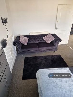 1 bedroom in a flat share to rent - Photo 1