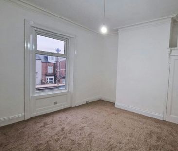 Terraced House to rent on - Photo 5