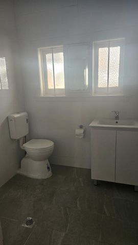 Stunning 2-Bedroom Apartment in Kingsgrove - Photo 4