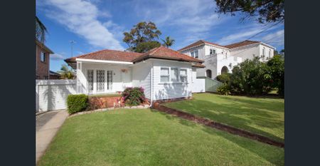 Spacious home located in lovely locale - Photo 3