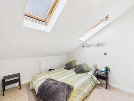 Horsham Gates Two, Horsham, RH13 - Photo 2