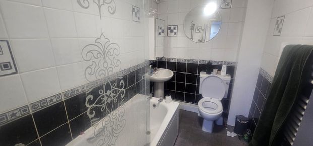 4 Bed - 161B Kirkstall lane, Headingley, Leeds - LS6 3EJ - Student - Photo 1