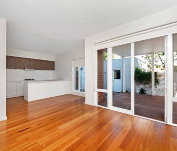 Spacious & Stylish 4-Bedroom, 3-Bathroom Townhouse Living - Photo 2