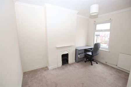 3 bedroom Terraced House to let - Photo 2