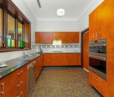 Beautiful Family Home In The Heart Of Croydon! - Photo 6
