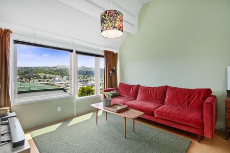 One-bedroom partially furnished apartment with car parking in Newtown! - Photo 2