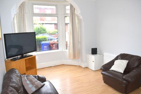 4 bedroom end of terrace house to rent - Photo 5