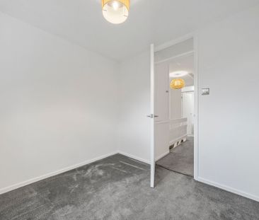 Heather Close, Warrington - Photo 6