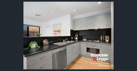 Stylish Townhouse Living on the Pascoe Vale – Oak Park Border - Photo 4