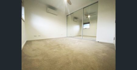 Spacious Townhouse - Photo 4