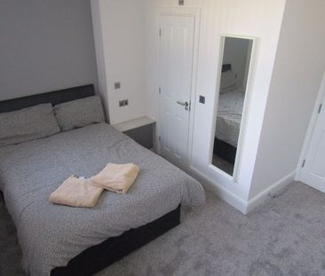 Kensington, Kensington Fields. - Photo 1