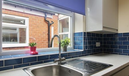 Lovely five-bedroom, two-bathroom house! - Photo 3