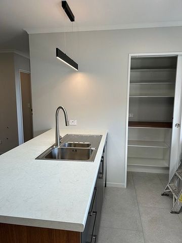 Spacious 4 Bed Home in Belfast - Photo 2