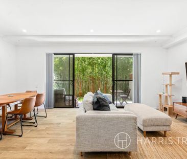 Sleek Two Bedroom Residence With A Private Courtyard - Photo 2