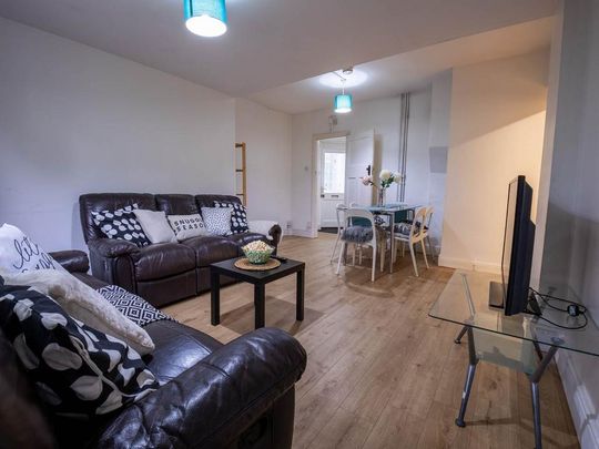 6 bedroom house to rent - Photo 1