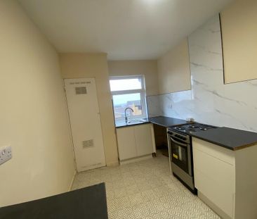 3 bedroom flat to rent - Photo 4