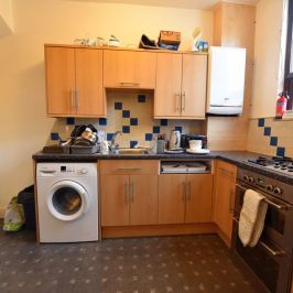 3 bedroom House in Bankfield Terrace, Leeds - Photo 1