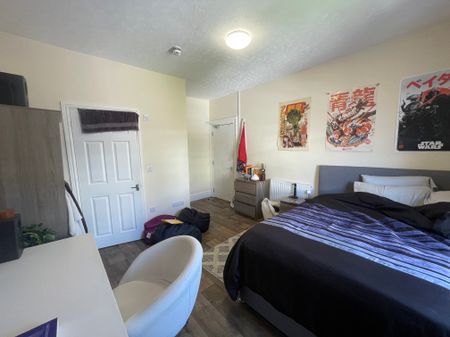 45 Connaught Avenue Top Floor Flat - Photo 2