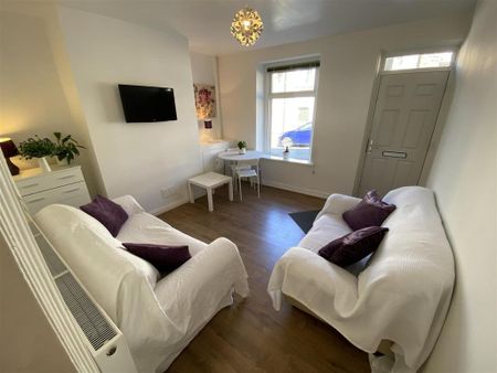 4 bedroom private hall to rent - Photo 2