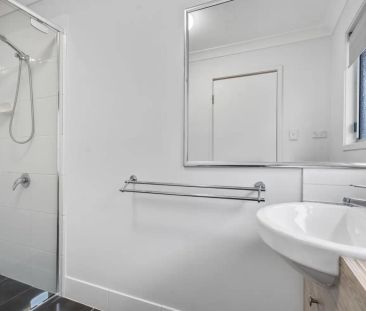 “Water Included - Three-Level Townhouse in Prime Everton Park Locat... - Photo 3